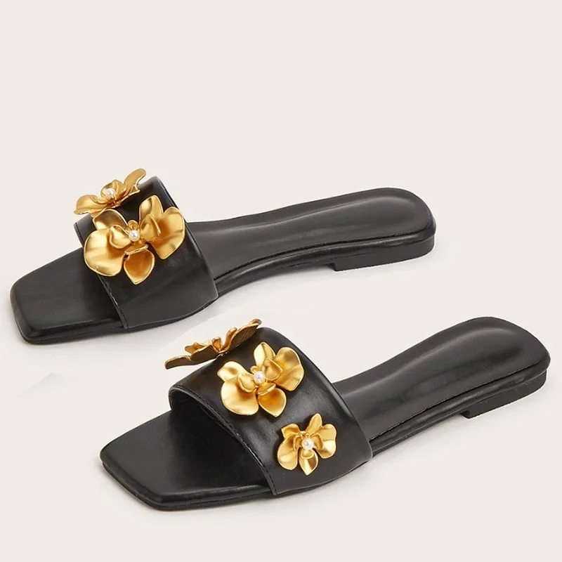 

Новые модные уличные тапочки золотого, серебряного цвета с милым цветком, повседневные пляжные легкие сандалии с квадратным носком и плоской подошвой для отдыха, размеры 35-43