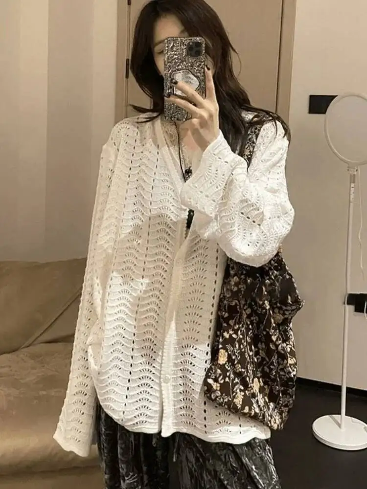 Camicie da donna 2025 Nuovo cardigan lavorato a maglia bianco stile pigro maglione scavato design di nicchia capispalla versatile