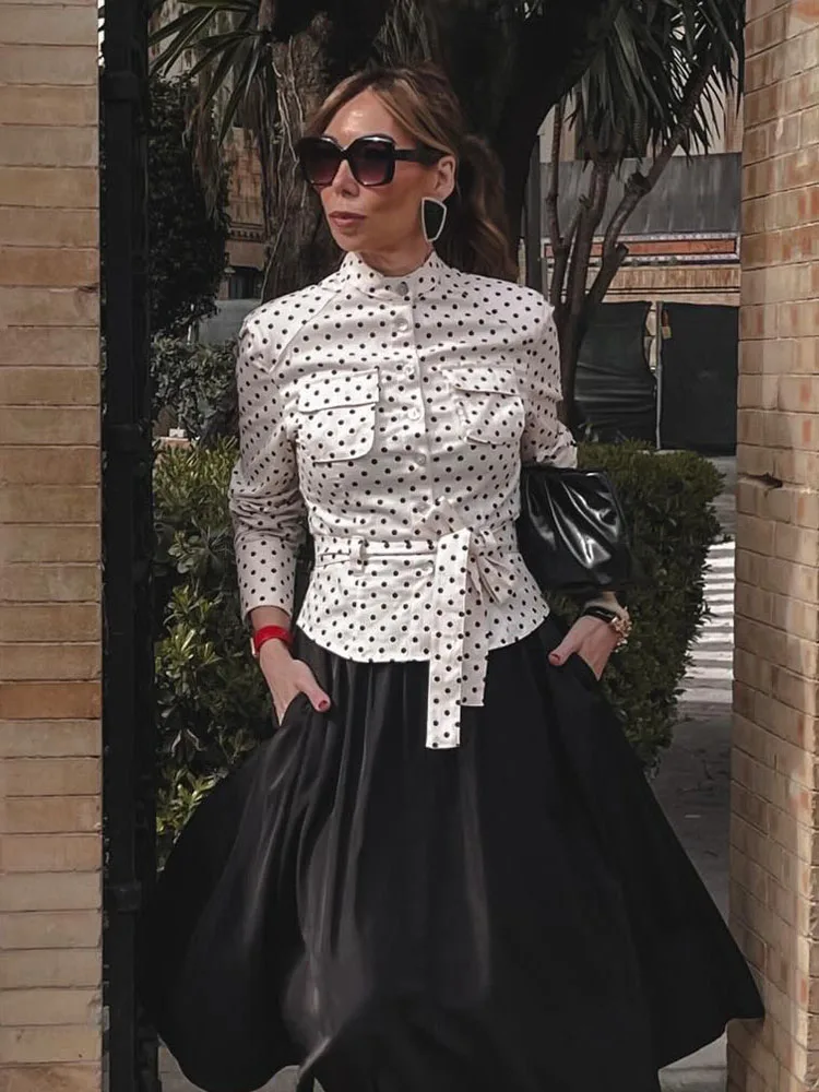 Женский модный комплект из 2 предметов: однобортный жакет в горошек с карманами и декоративным поясом + брюки-капри с высокой талией