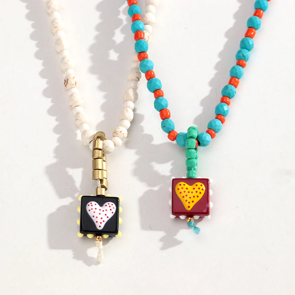 Niedliche kleine weiße türkisfarbene Perlen-Halskette mit Herz-Glasanhänger, exquisite Acryl-Perlen-Choker-Halskette, trendiges Schmuckgeschenk – Detail 4