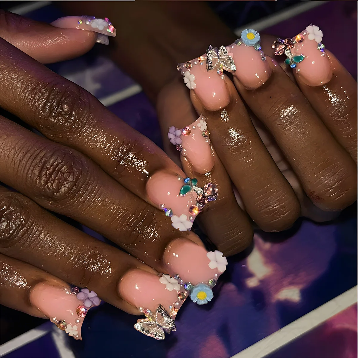 10pcs น่ารักสั้น Duckbill เล็บปลอมแฟลช Rhinestone ดอกไม้ผีเสื้อ Designs กดบนเล็บสีชมพูเต็มเล็บปลอม