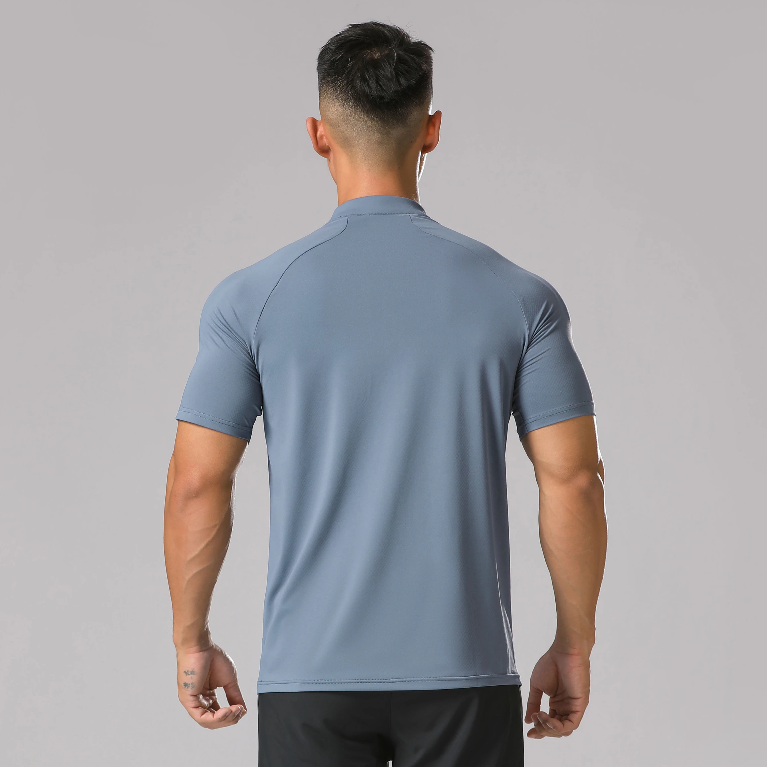 Kit sportivo da uomo Camicie da allenamento Top da corsa Felpa fresca Manica corta T-shirt con mezza zip Escursionismo Abbigliamento fitness Asciugatura rapida