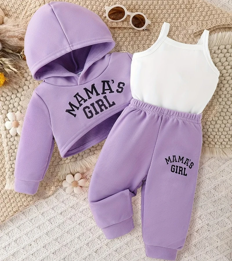 

2026 Комплект уличной одежды из 3 предметов для маленьких девочек — буквенный принт, укороченная толстовка с капюшоном + камзол + спортивные штаны, модная повседневная одежда для детей 0–3 лет