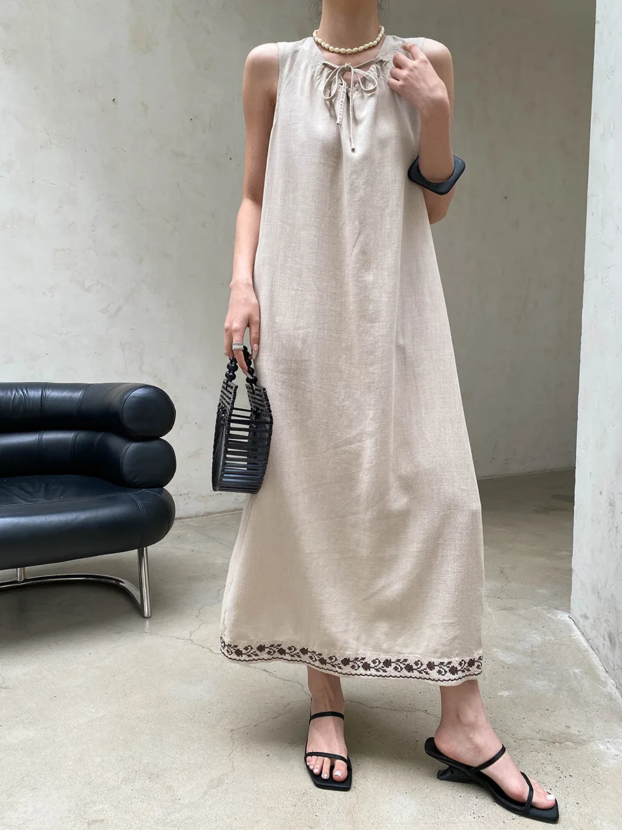 Sommerliches Damenkleid, lässig, einfarbig, mit Schnürung, besticktem Saum, ärmellos, im Westen-Stil. – Detail 9