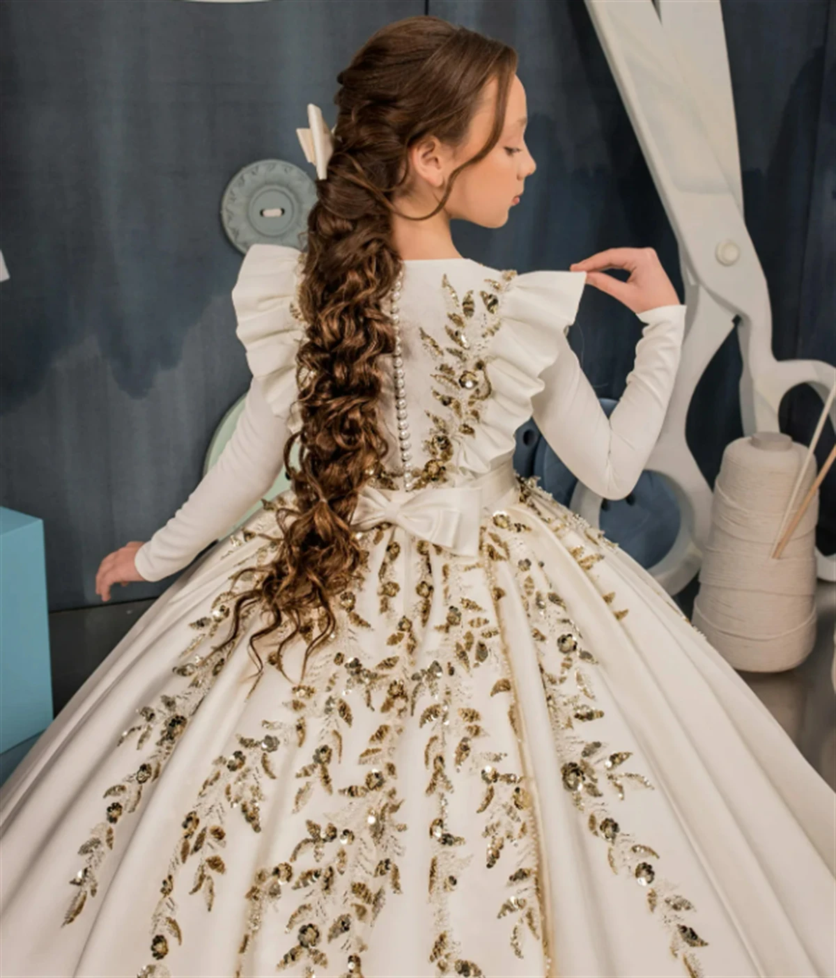 Lindo vestido de baile da primeira comunhão com laço, cetim branco, aplique dourado, vestido florido, manga comprida, festa de aniversário