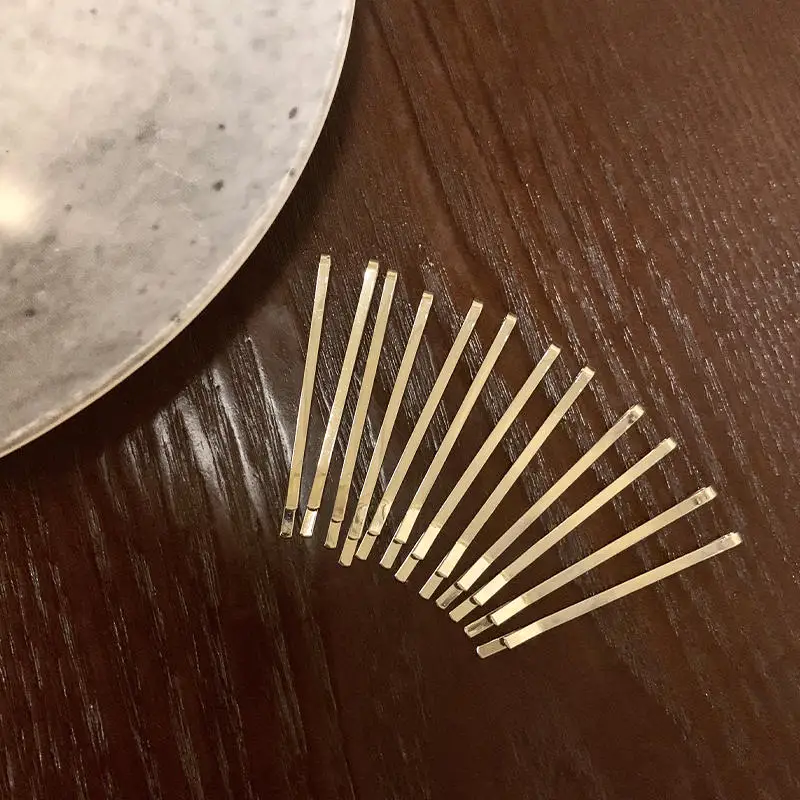 Minimalist hair clip with a straight line clip, broken hair bangs clip, and versatile style clip on the side. Hair clip with a h