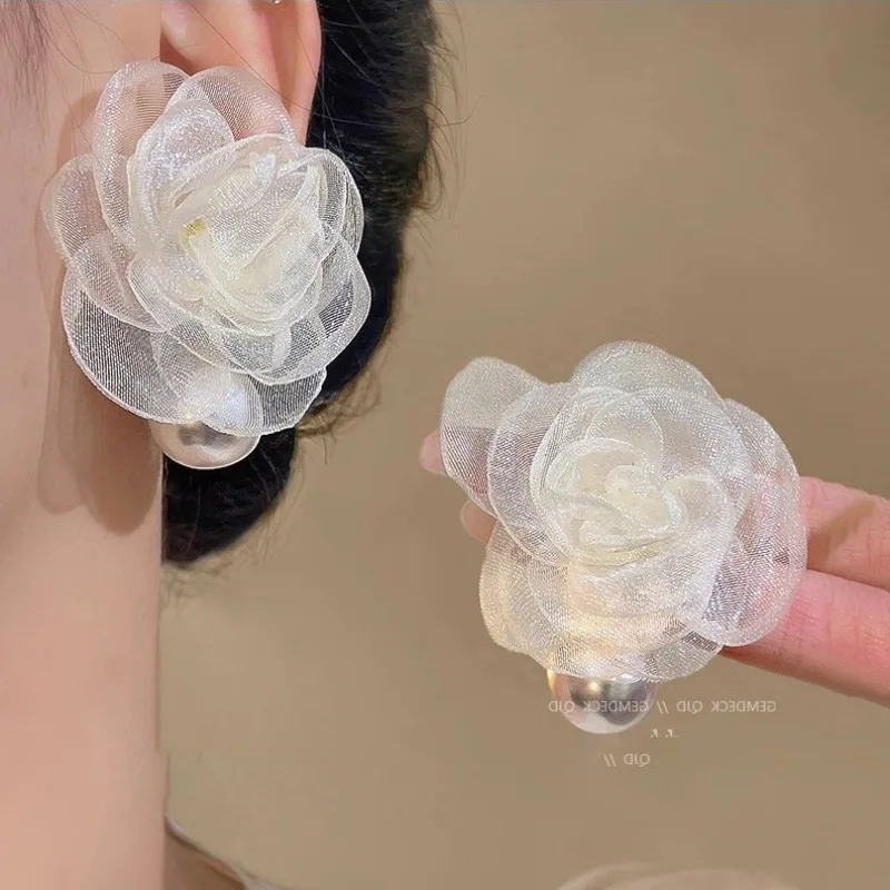 مشبك أذن على شكل وردة فرنسية، أقراط لؤلؤ عصرية ورومانسية راقية بدون فتحات للأذن 2025 أقراط نسائية فاخرة خفيفة جديدة