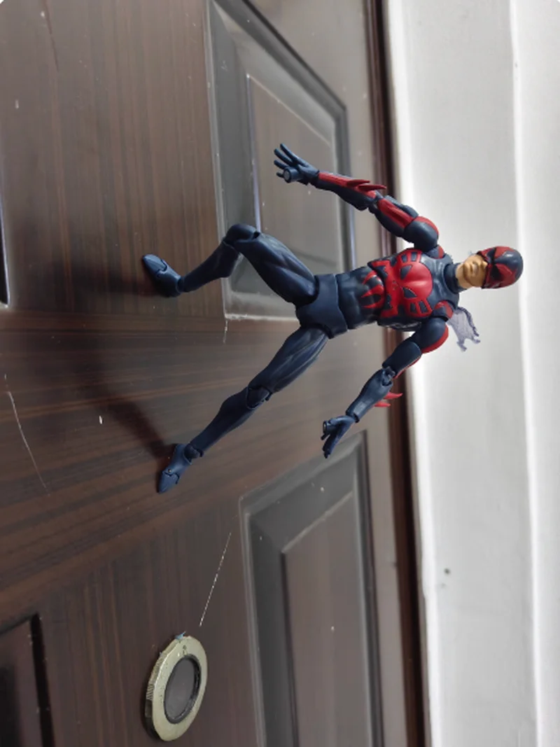 2025 nuevo en punto Marvel Comics Multiverse Mafex2099 versión de dibujos animados de Spider-Man puede hacer modelo adornos muñeca regalo de cumpleaños