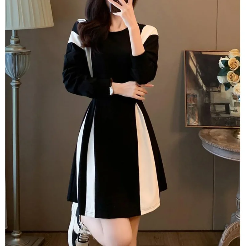 

2023 весенне-осеннее модное элегантное и игривое платье во французском стиле с круглым вырезом черно-белое Полосатое приталенное платье оверсайз с принтом