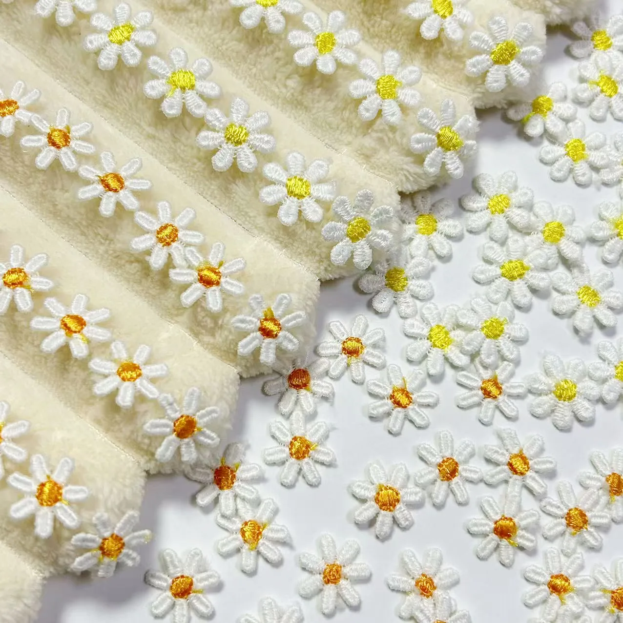 50 Stück Gänseblümchen-Stickerei-Patches, handgenähte Applikationen für Kleidung, Taschen, Haarschmuck, DIY-Bastelbedarf