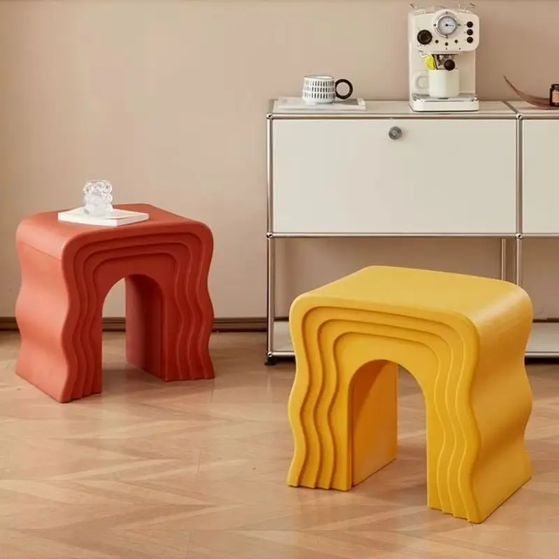 

Современный журнальный столик с волнистыми краями в скандинавском кремовом стиле, угловой столик для гостиной, табурет для макияжа и маникюра, мебель для дома