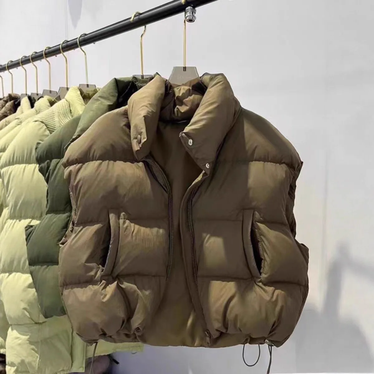 Jesienno-zimowa nowa kamizelka puchowa damska, krótka, ocieplana, ciepła, modna, uniwersalna, bez rękawów, z kołnierzykiem stójką, płaszcz bawełniany.