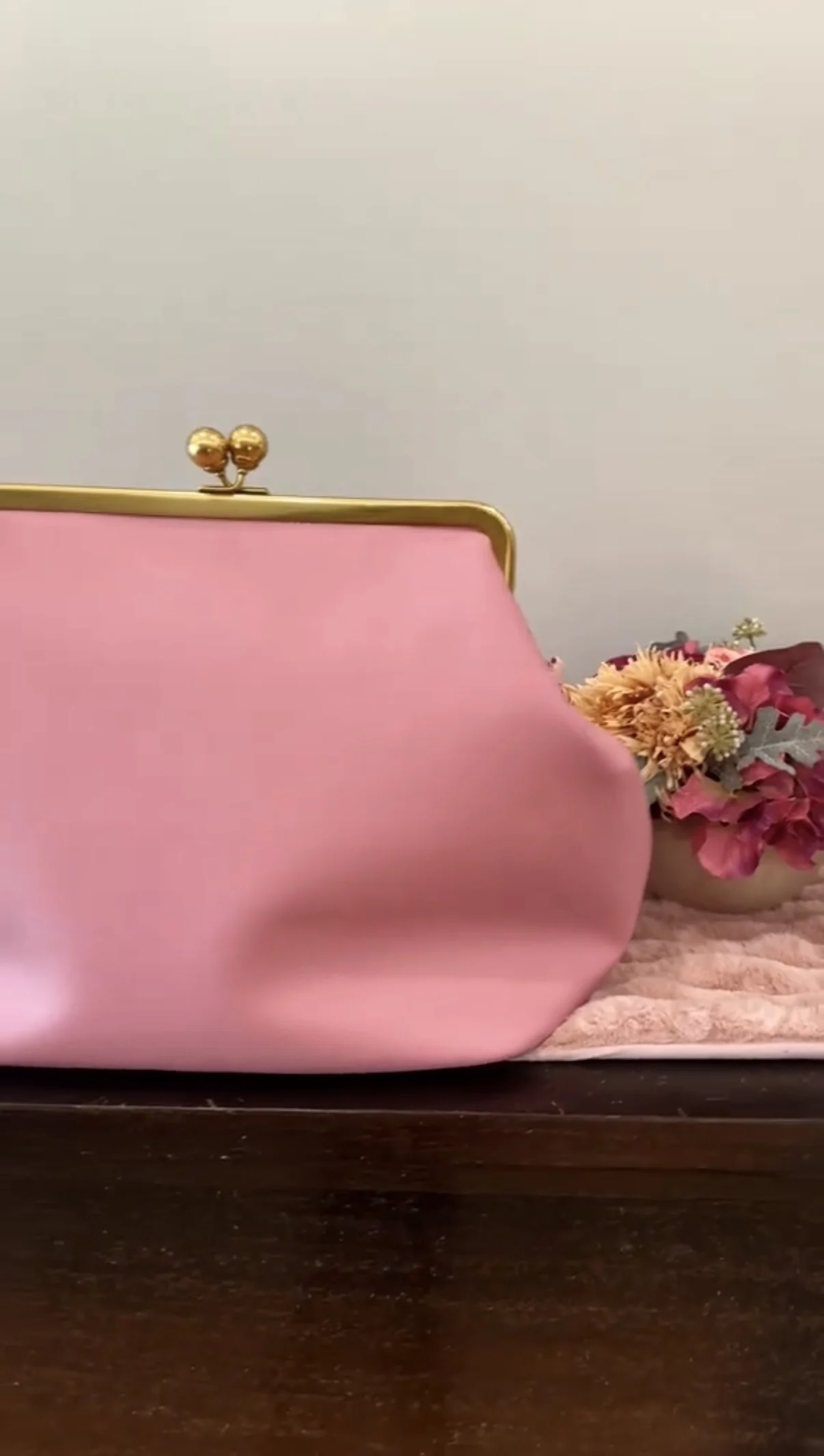 LOST IN VINTAGE Artificial Leather Soild Bag Large Balls Kiss-lock Large Big Clutch Handbag Proudly Carried In Hand 35x30x20cm