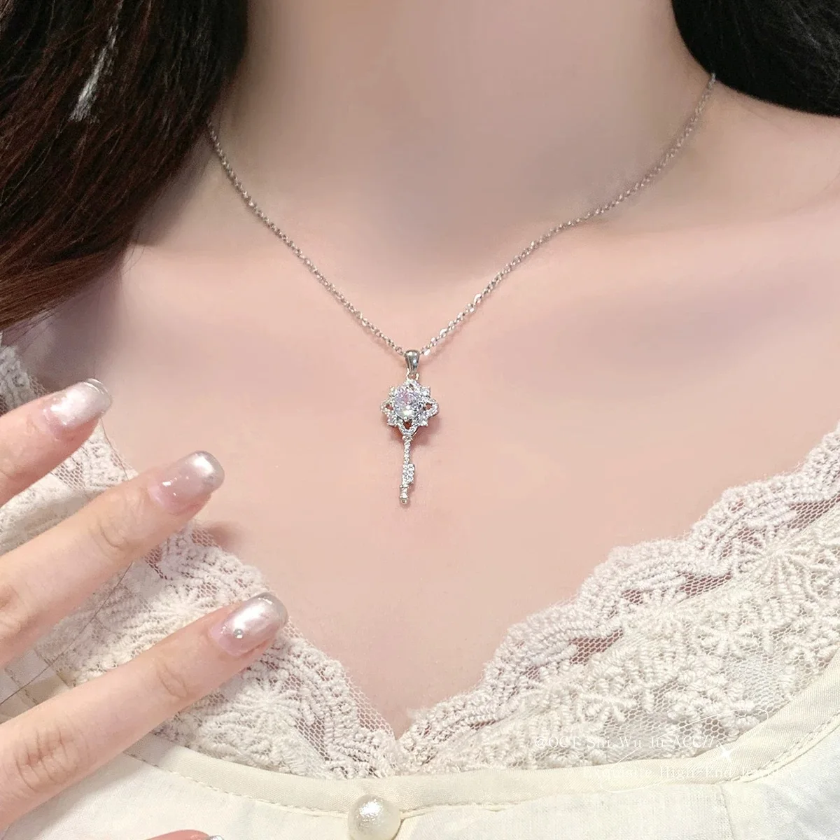 Delicate Luxury Zircon Key Pendant Necklace For Women Trendy Pretty Rhinestone Four Leaf Clover Chain Party Daily Jewelry Gift