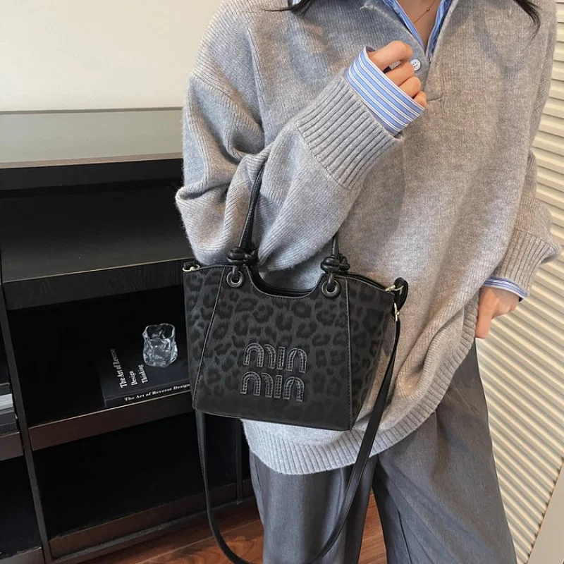 

Luxury Brand Fashionable Leather Women's Shoulder Bag Elegant Famous Paris Elegant Lining Vintage Daily Bag​