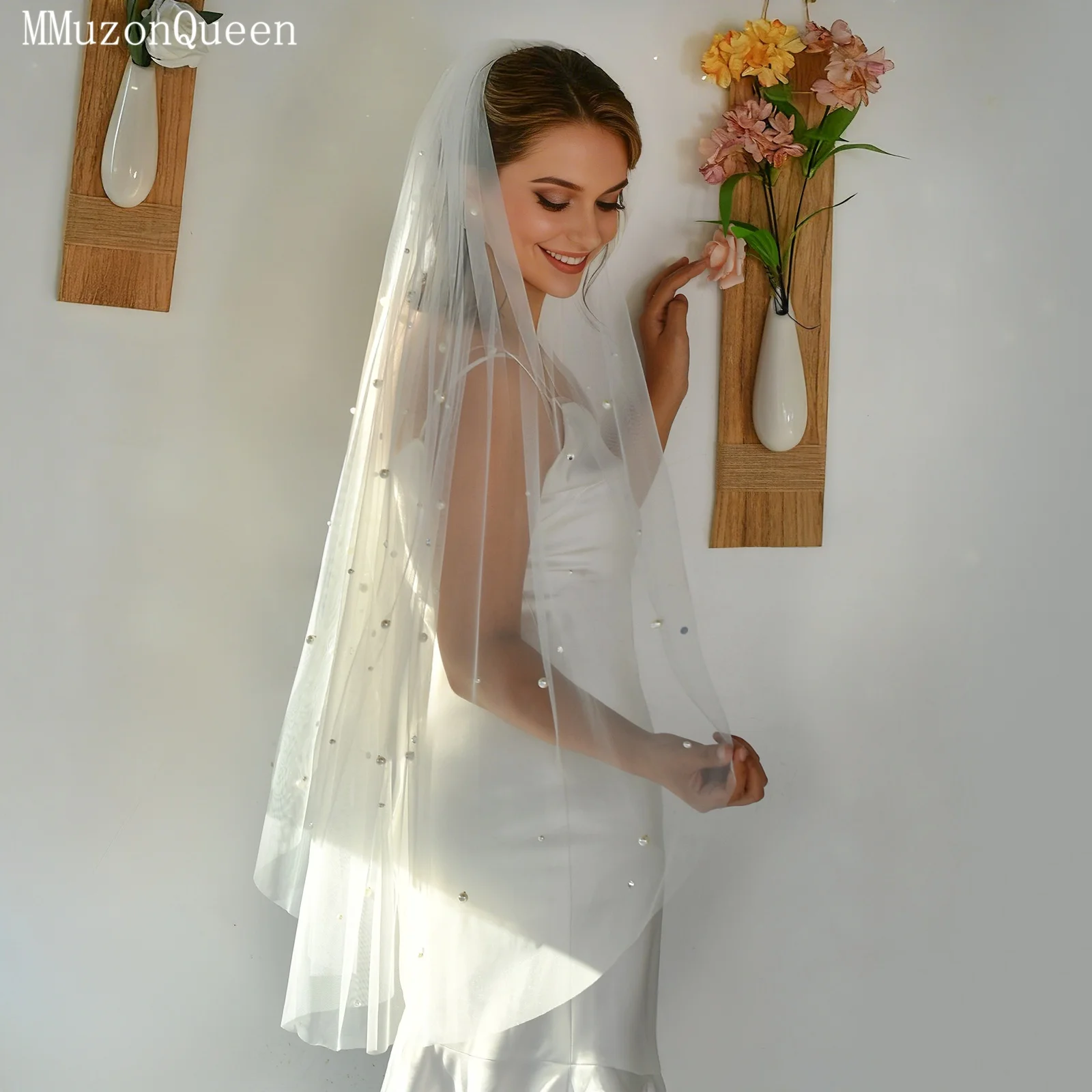 ผ้าคลุมหน้าเจ้าสาว TOPQUEEN ประดับมุกและคริสตัล ผ้าคลุมหน้าเจ้าสาวสุดหรู สีครีมขาว พร้อมหวี อุปกรณ์เสริมงานแต่งงาน ปรับแต่งได้ รุ่น V109