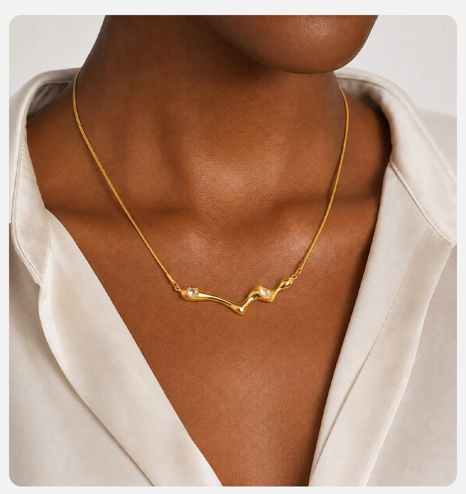 Vnox Minimalistischer, zarter Zirkon-Geometrie-Anhänger für Damen, vergoldet, mit Kristallen, Flüssigmetall-Kette, wasserdicht – Detail 2