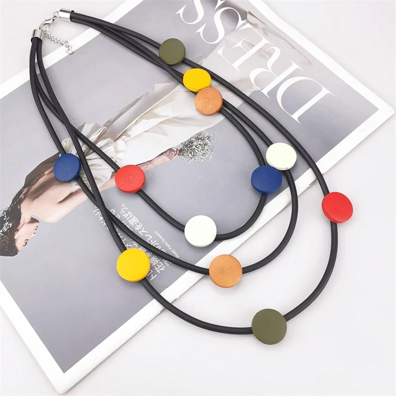 UKEBAY Mehrschichtige Statement-Anhänger-Halskette aus Gummi für Frauen, Boho-Modeschmuck, einzigartige Halskette für Party, Festival und Alltag. – Detail 2