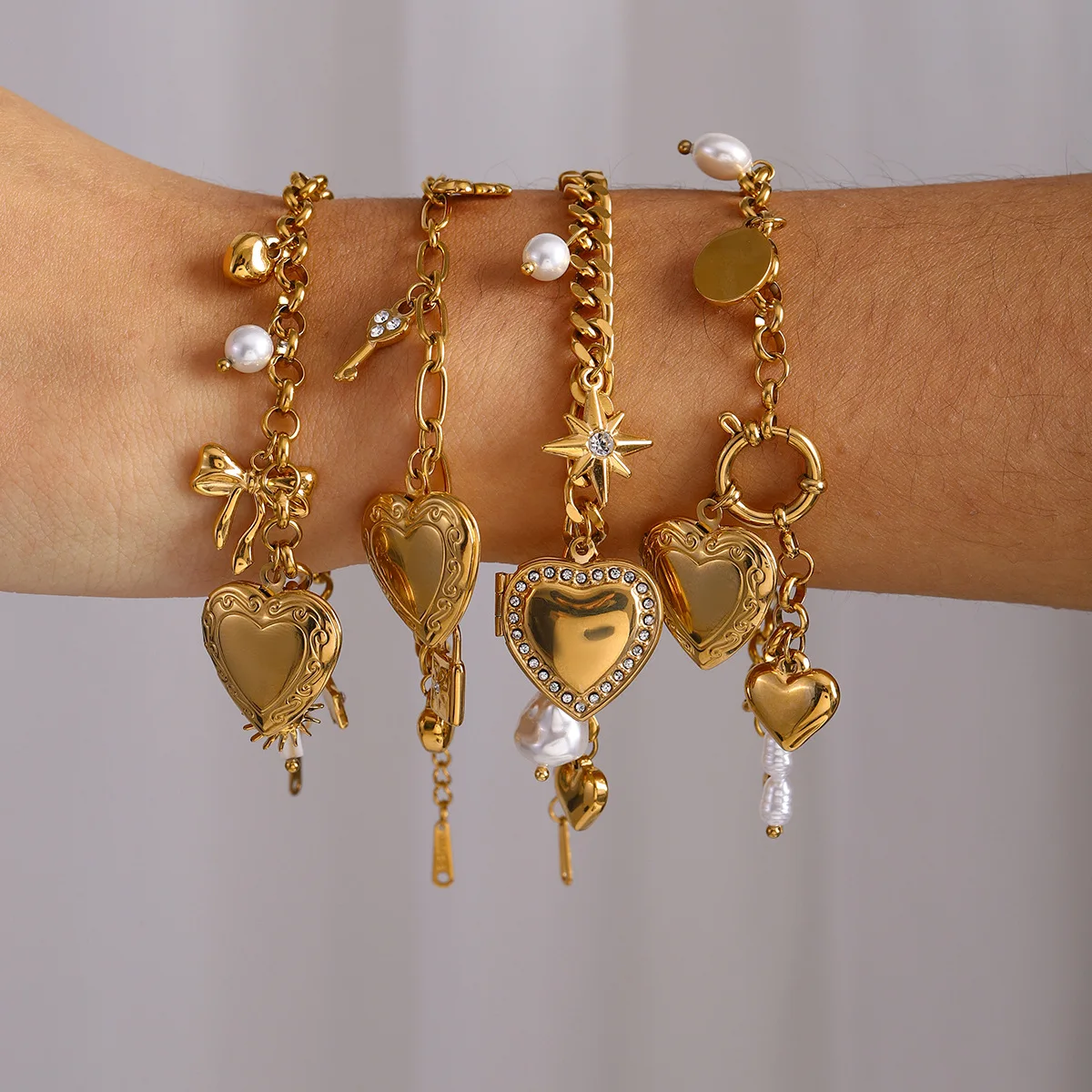 

Fashionable and Light Luxury Heart-shaped Stainless Steel Bracelet with Unique Design for Women