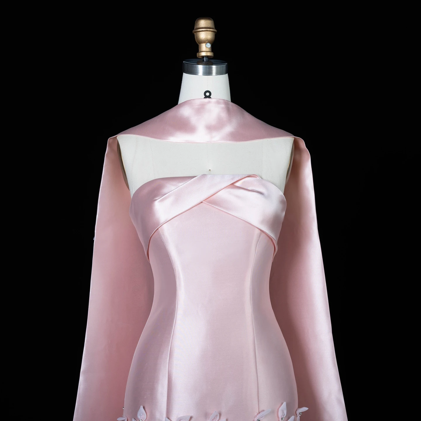 Sharon Said Luxuriöses 3D-Blätter-Abendkleid in Blush Pink aus Satin mit Meerjungfrauen-Cape, Dubai Arabisches Hochzeits- und Abschlussballkleid SS463 Maßanfertigung – Detail 15