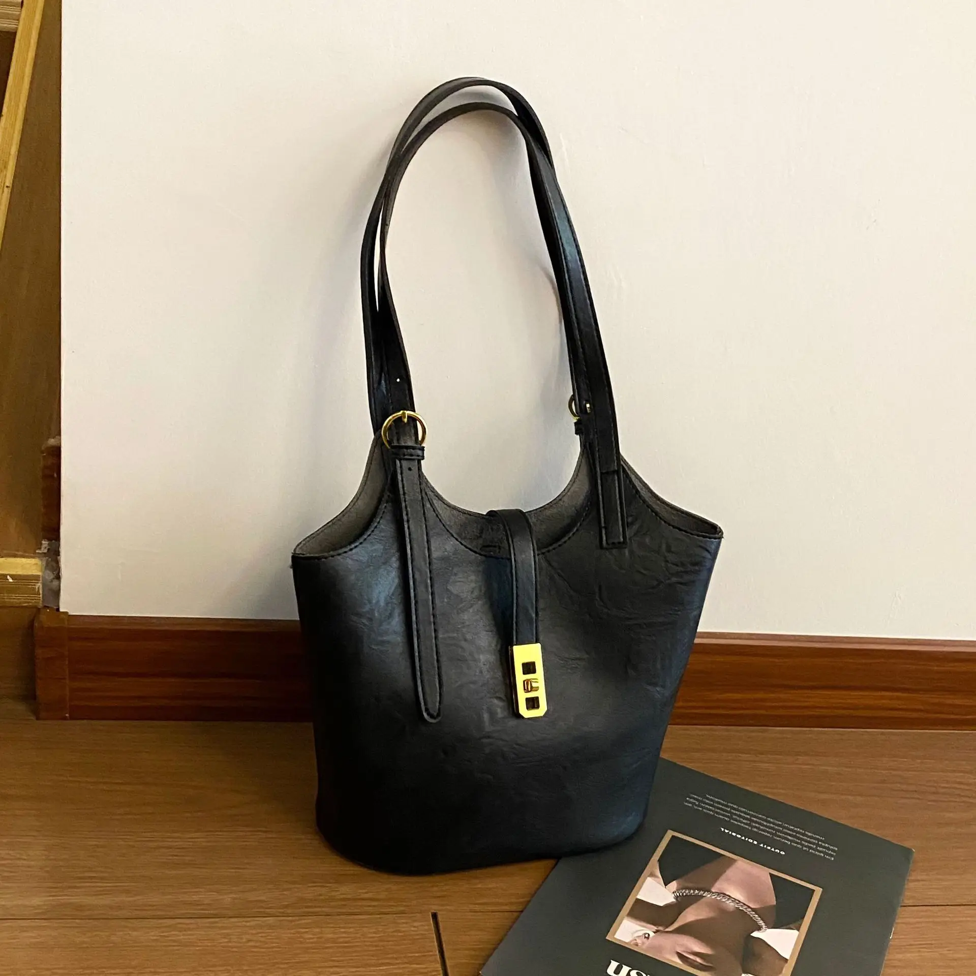 

2025 Vintage Luxe Bucket Bag, Spacious Shoulder Purse for Women, Fashion Underarm Crossbody, Commuter Day to Night Tote