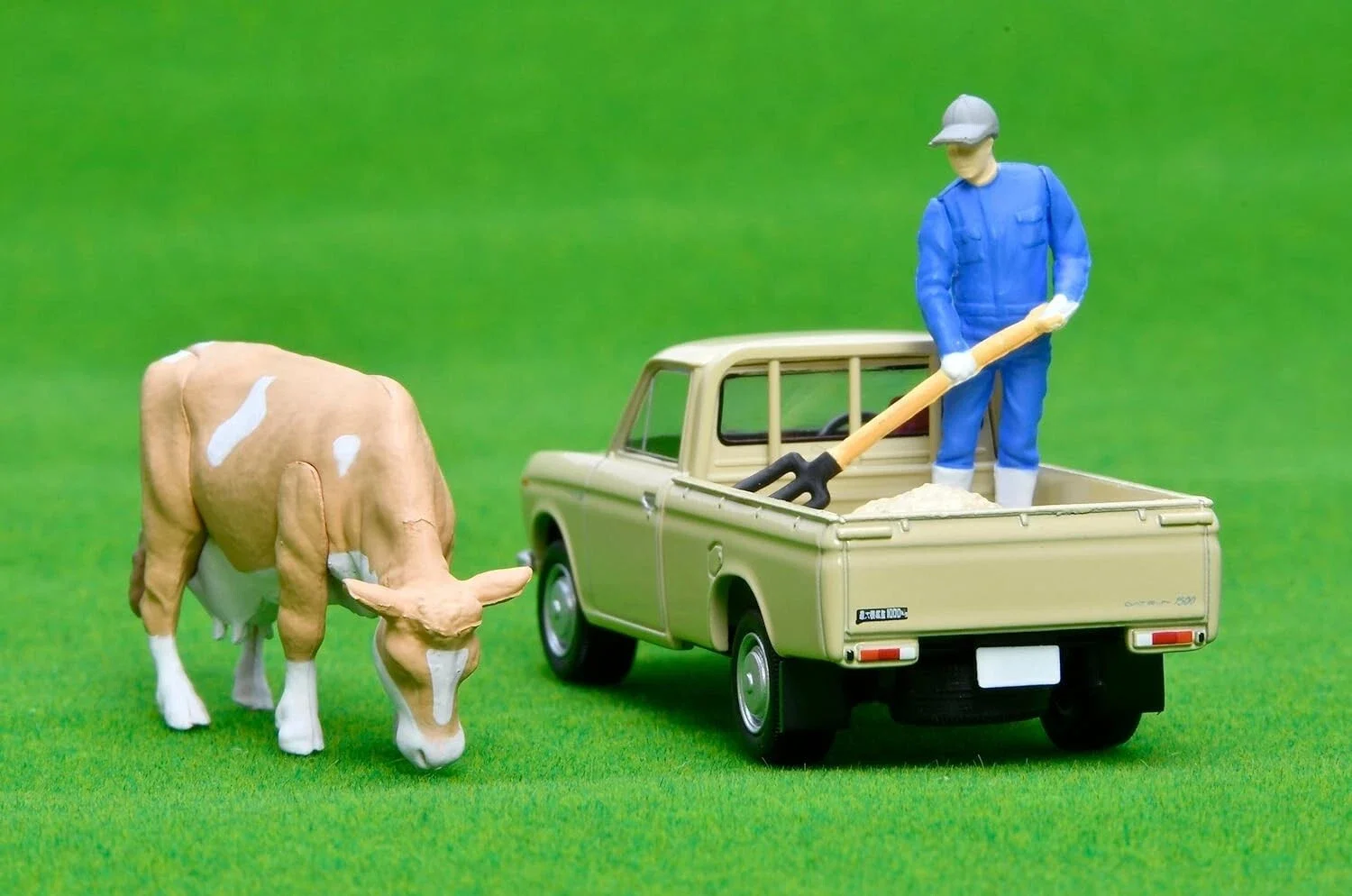 Vintage Datsun 1300 Truck Rancher Figures Metal Diecast Car 1/64 LV-195d Alloy