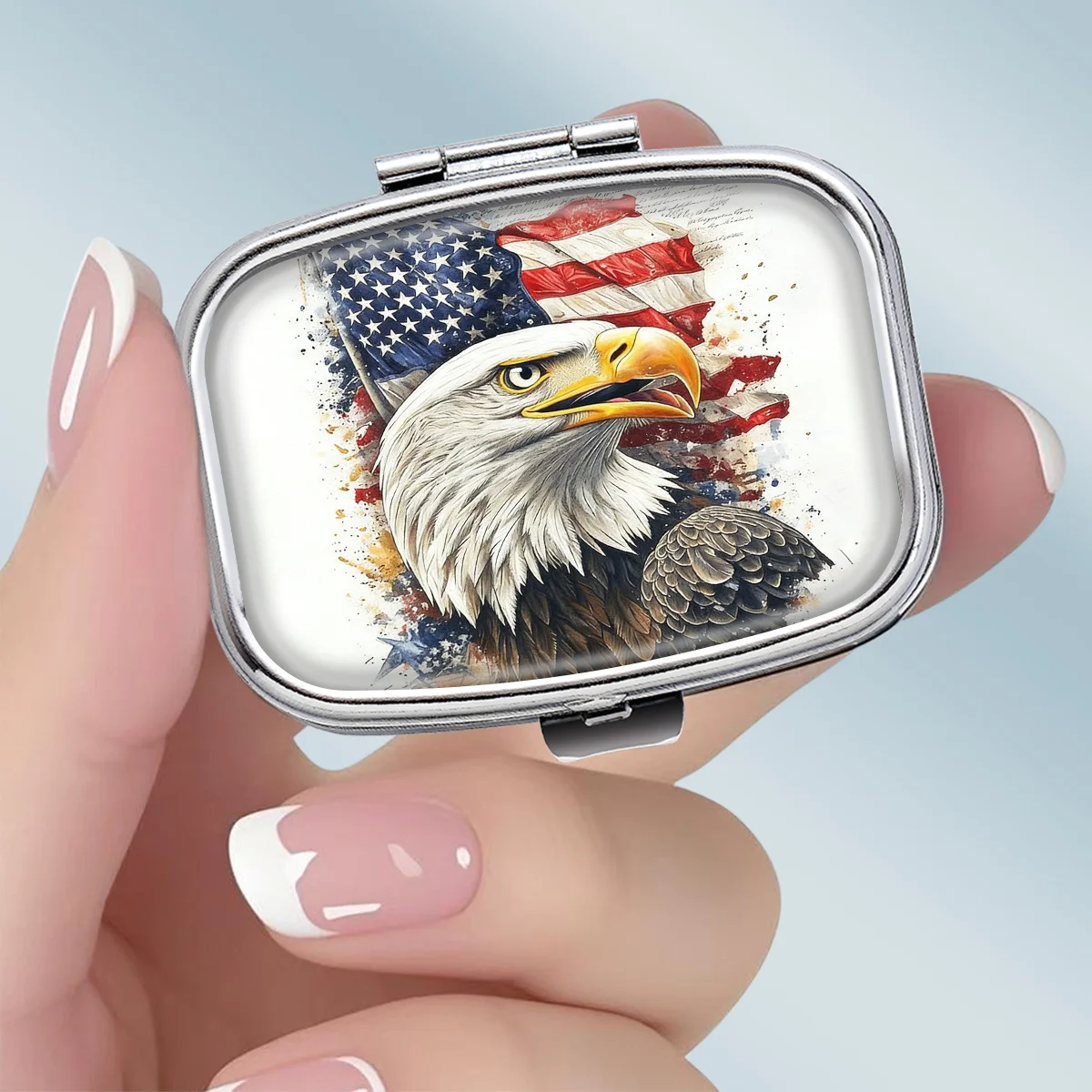 1PC compact 2-compartment square metal pill box, featuring a design with the white-headed eagle and national flag symbolizing the wind, a portable decorative vitamin storage box, or a unique gift for a wallet