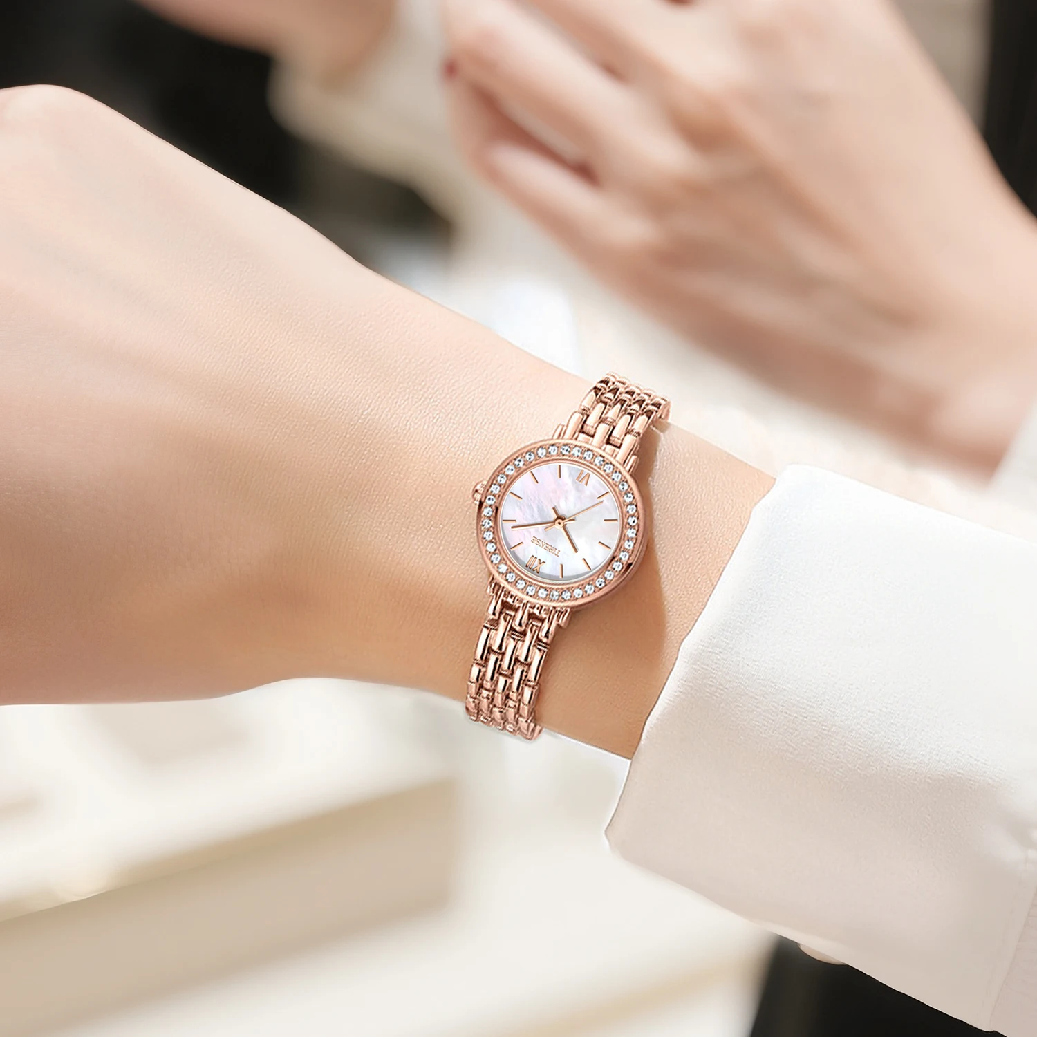 ساعة نسائية دائرية مقاومة للماء بحزام معدني من حجر الراين بتصميم عصري كوارتز مقاومة للماء
