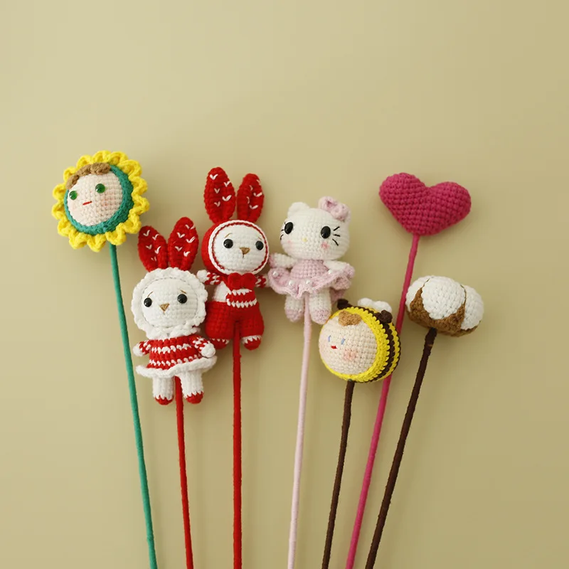 Bouquet de fleurs jumelé avec des poupées, bibelots au crochet faits à la main, vaporisateur de dessin animé créatif, petits animaux, bâtons amusants pour animaux de compagnie