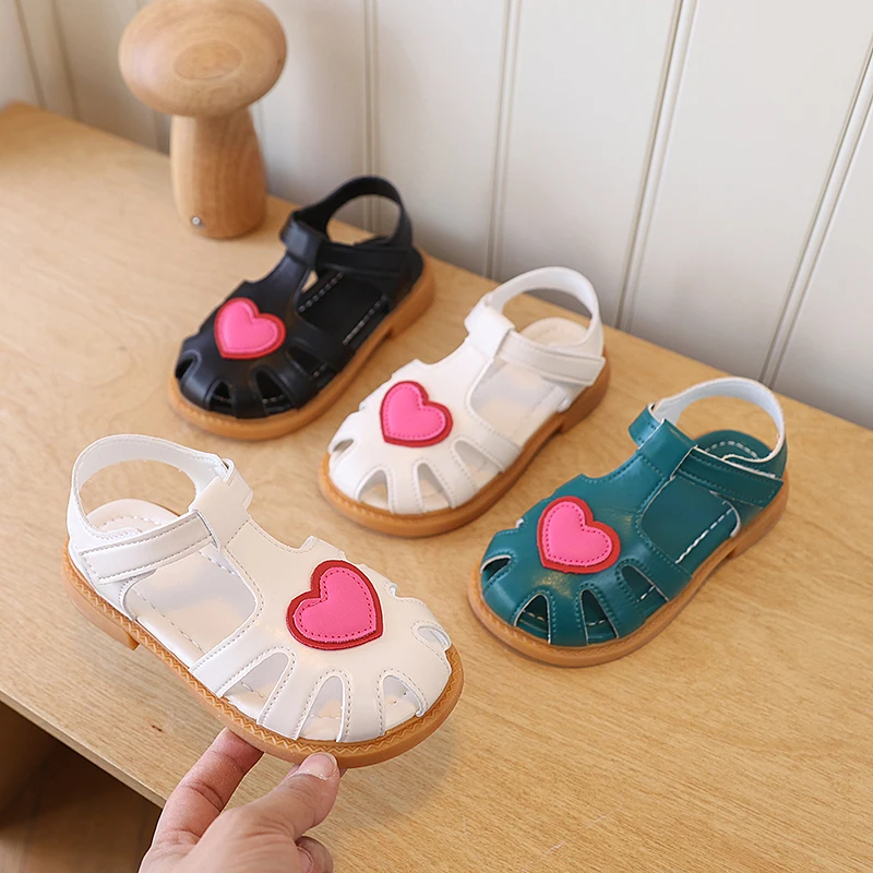 

Новые детские сандалии с закрытым носком и декором в виде сердечек, летняя повседневная обувь для девочек, удобные легкие детские сандалии на плоской подошве