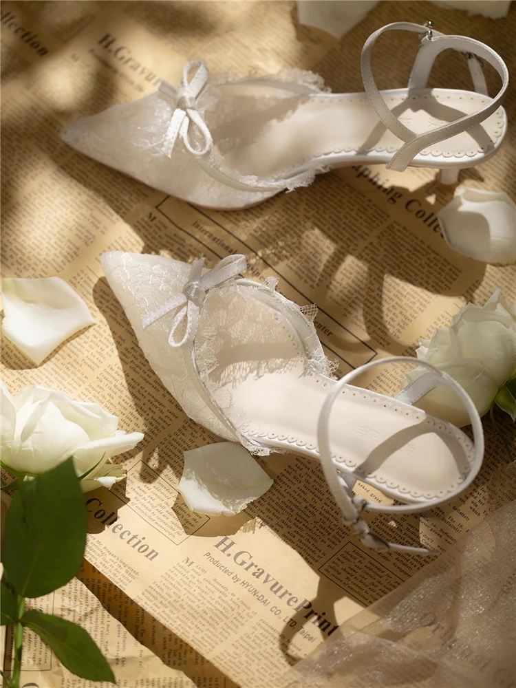 

Тонкие босоножки на высоком каблуке, новые летние туфли с острым носком и кружевной сеткой, плиссированные свадебные туфли-бабочки, банкетные женские туфли на низком каблуке небольшого размера