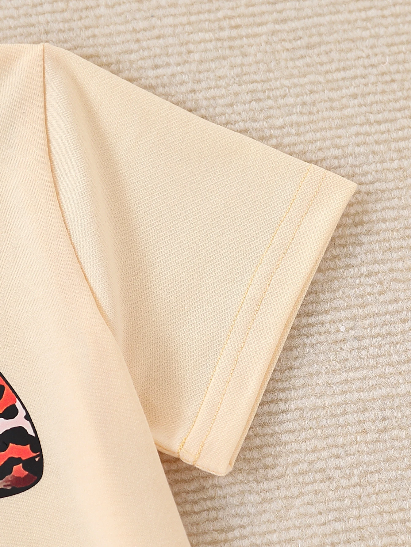 Sommerliches 3-teiliges Freizeit-Ensemble für Mädchen, Strickstoff, Rundhals-Oberteil mit kurzen Ärmeln, leicht elastisches Outfit für Mädchen – Detail 7