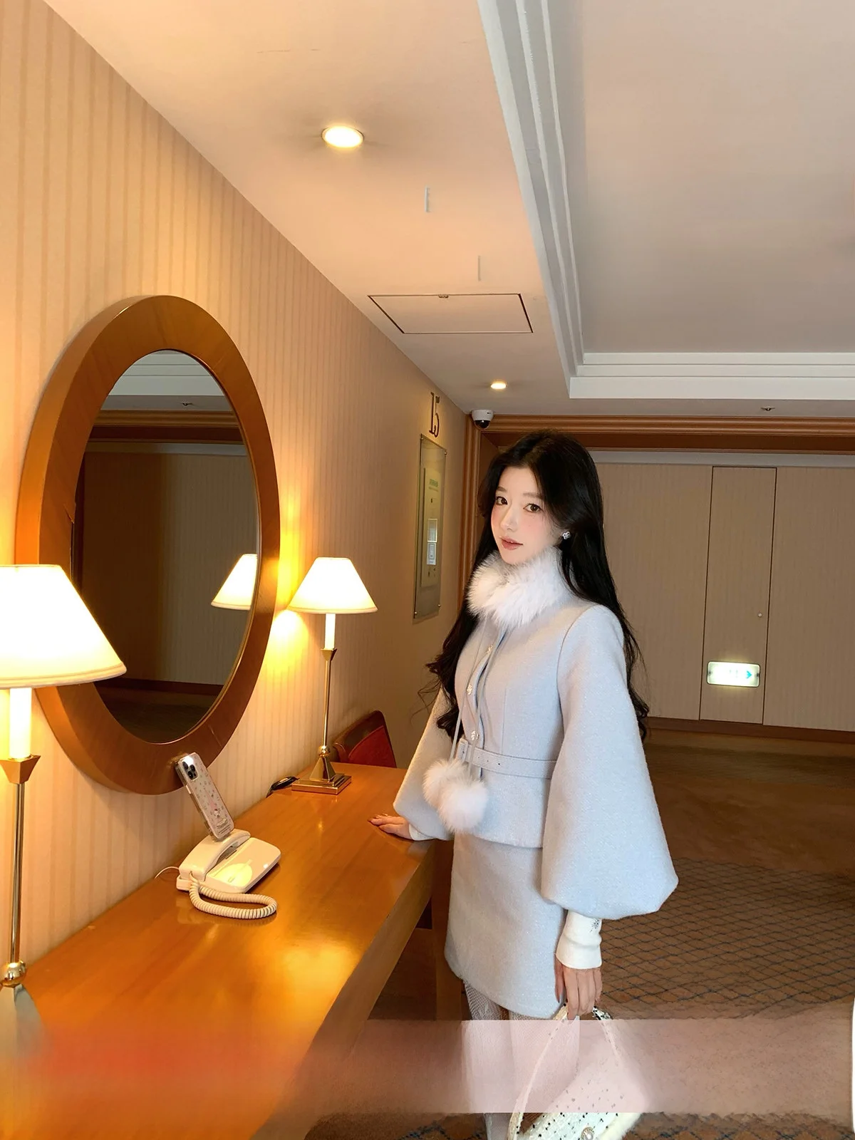 

Синий комплект с меховым воротником: изящная женская зимняя верхняя одежда с юбкой в тон, идеально подходит для повседневного образа.