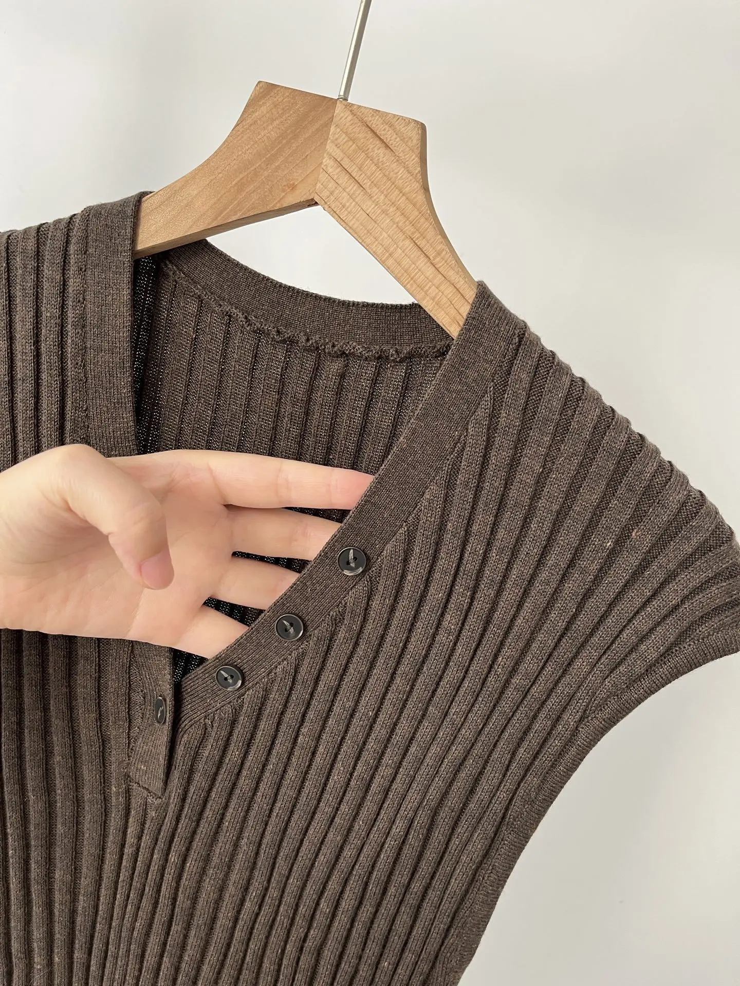 Damska, prosta, lekka kamizelka z dzianiny z dekoltem w szpic, bez rękawów, top 16a-0942