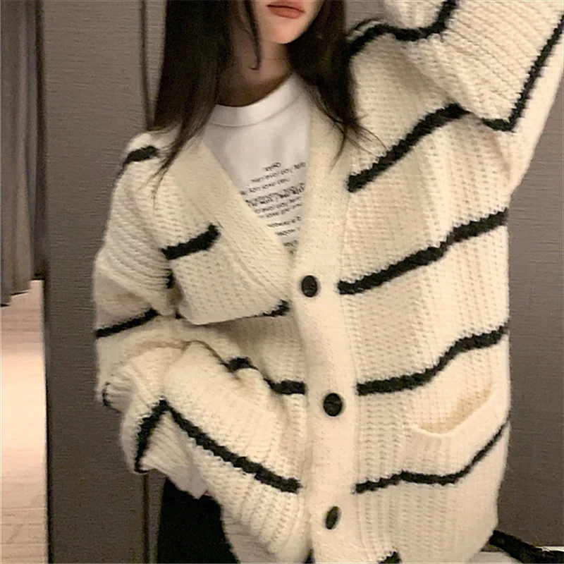 

2024 Autumn And Winter New Korean Knitted Cardigan Women'S Stripes Contrasting Lazy Style Loose And Thin Regular Large-Mouth Swe