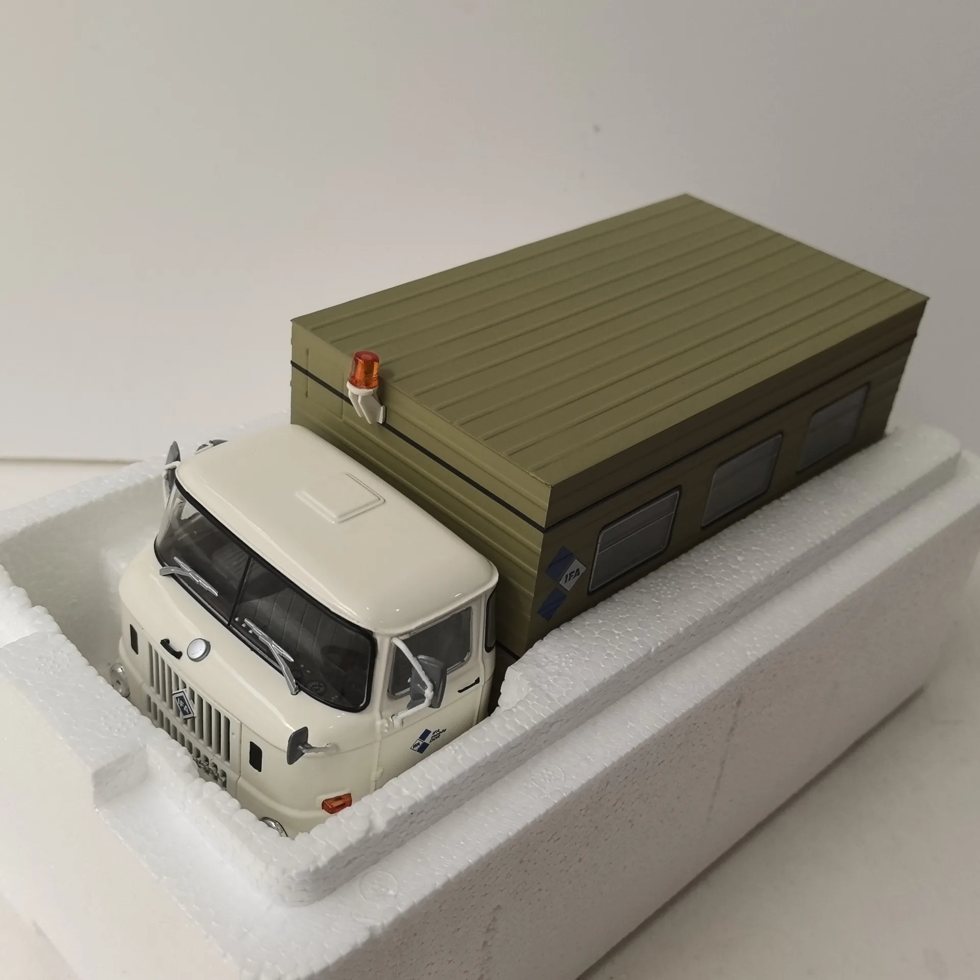 

Литой под давлением SCHUCO масштаб 1/32, IFA W50 Koffer LKWFortschritt Service East German Law Truck, совмещенный из пластика и сплава, модель автомобиля