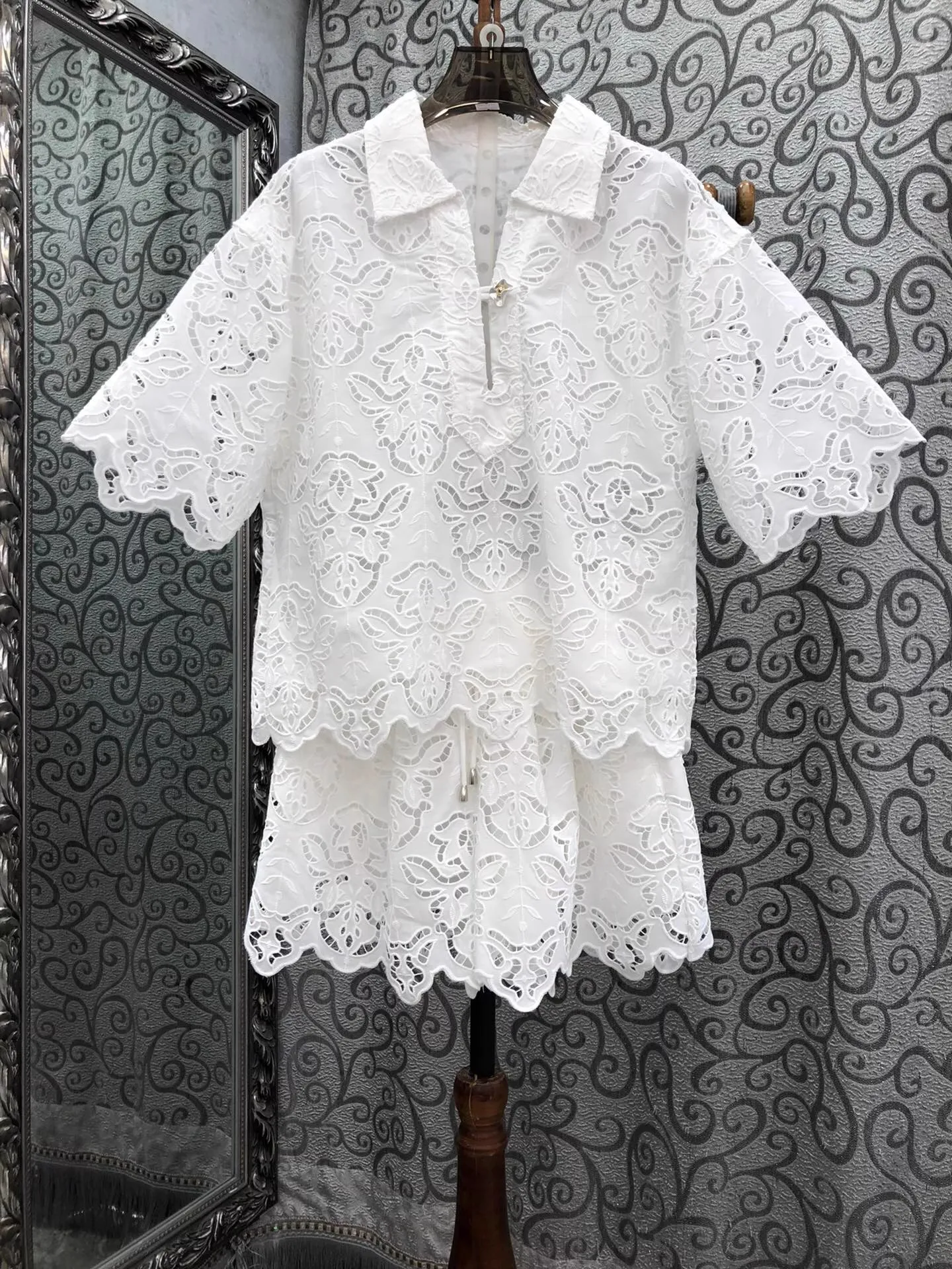 

Комплект из двух предметов, летний модный дизайнерский комплект одежды 2024, женский отложной воротник, свободные топы с вышивкой, блузка + белые короткие