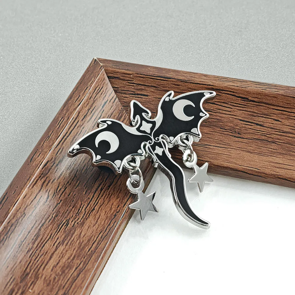 Gotische schwarze Drachen-Emaille-Pins, baumelnde Stern- und Halbmond-Broschen, Hexen-Mythische Hängeketten-Reversnadeln, coole Schmuckgeschenke – Detail 6