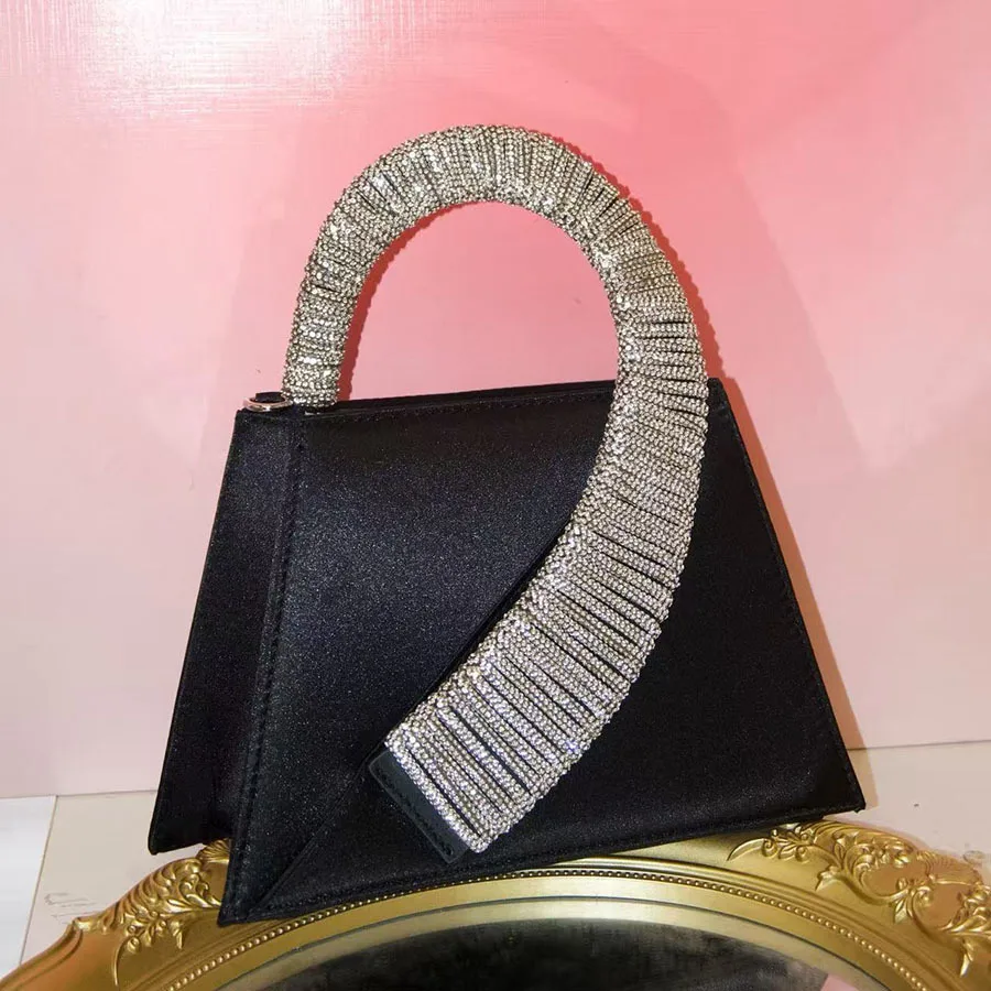 حقيبة خرافية فرنسية لامعة مرصعة بالألماس، حقيبة شبه منحرفة من حجر الراين فائق الوميض، حقيبة يد كروس بكتف واحد