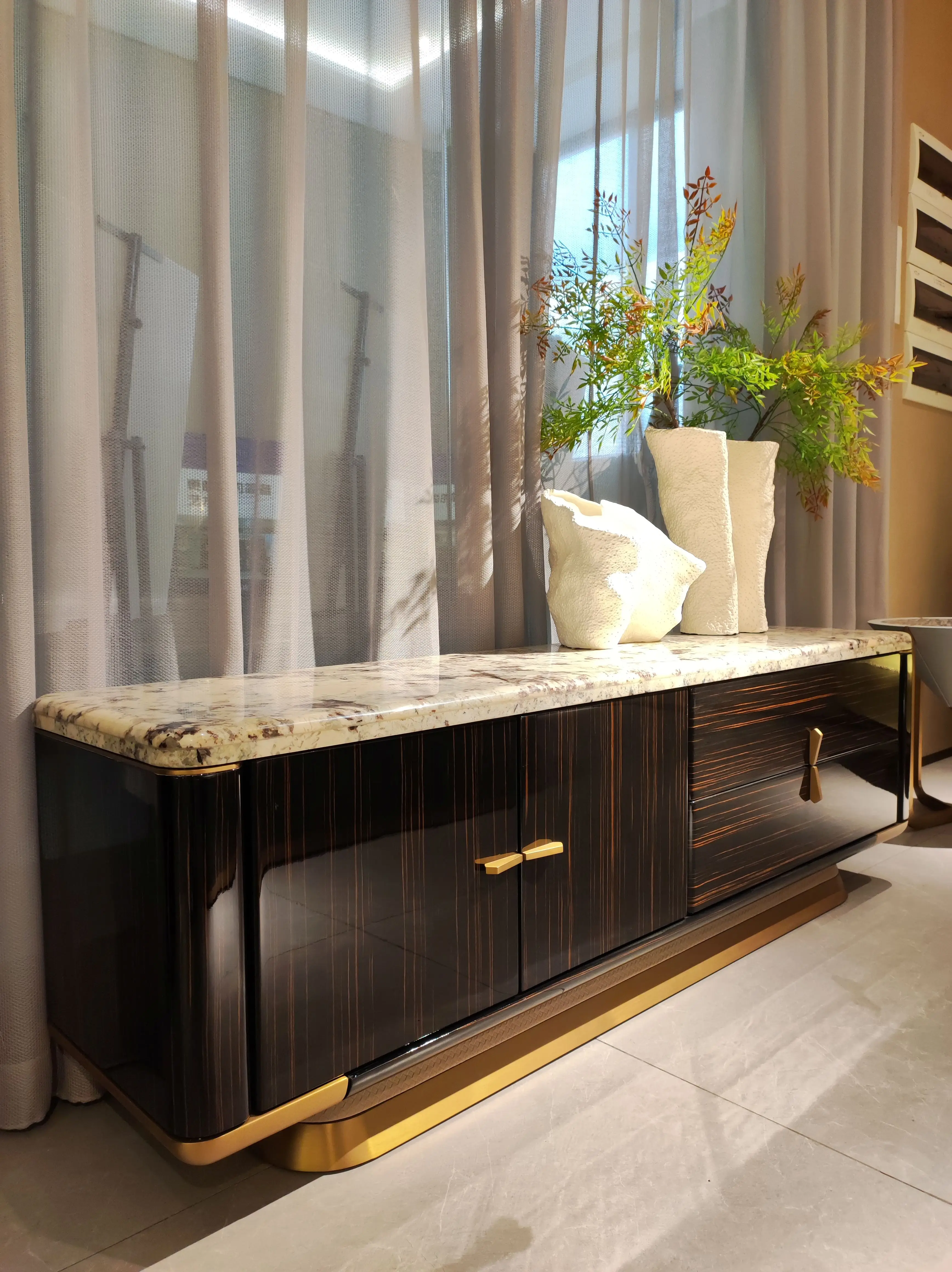 خزانة تلفزيون ذات قشرة خشبية بتصميم عصري، تخزين متعدد الوظائف مع قاعدة من الفولاذ المقاوم للصدأ للدرج