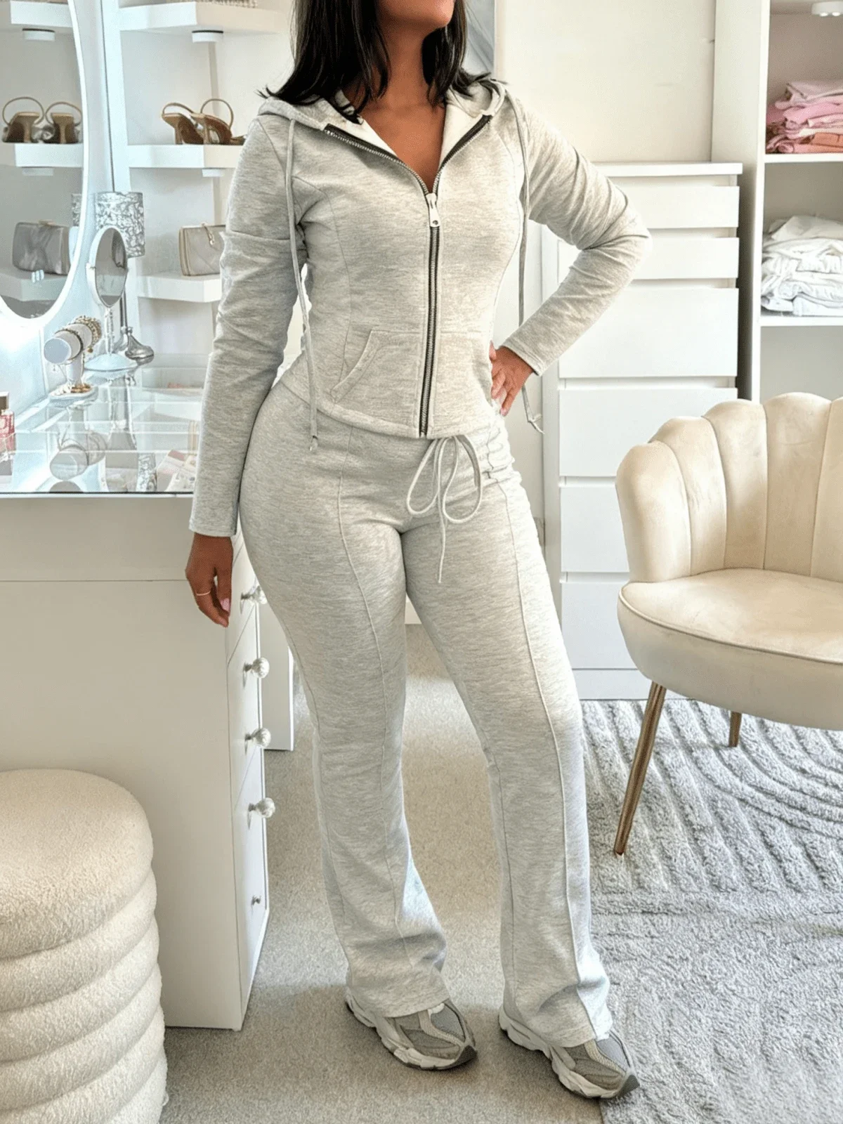 

Женский спортивный костюм из двух предметов: толстовка на молнии и прямые спортивные брюки