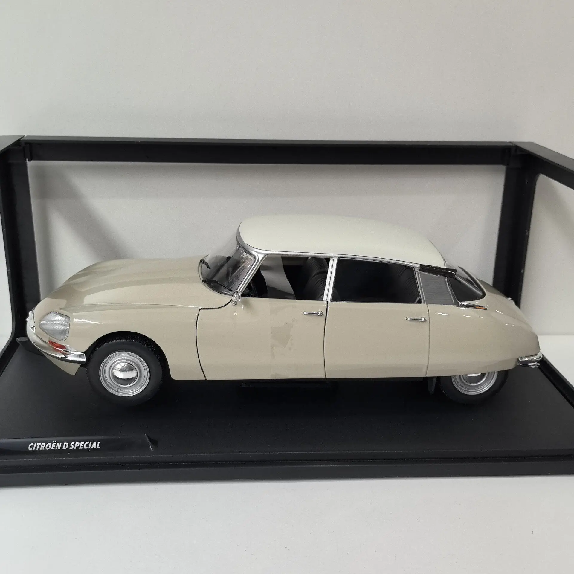 Diecast SOLIDO 1/18 Scale CITROEN D SPECIAL 1972 62 Alloy Car Model view 4