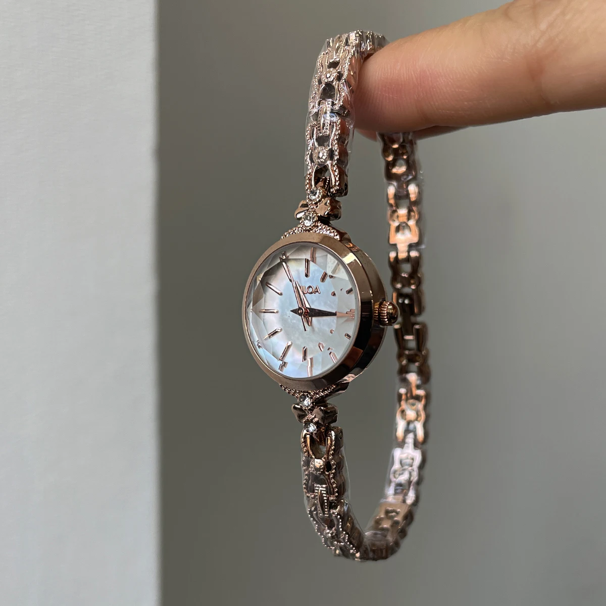 Student high-value watch for women in the workplace, light luxury, niche fashion, new high-end fashion, authentic Instagram styl