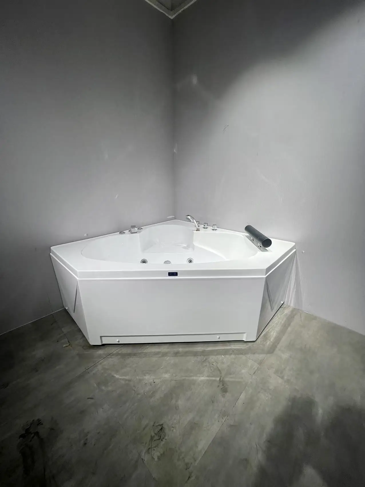 AOWO Foshan بالجملة رخيصة الثمن حوض استحمام زاوية أكريليك نقي مع أنبوب تدليك سبا حصيرة دش مجموعة صغيرة صغيرة