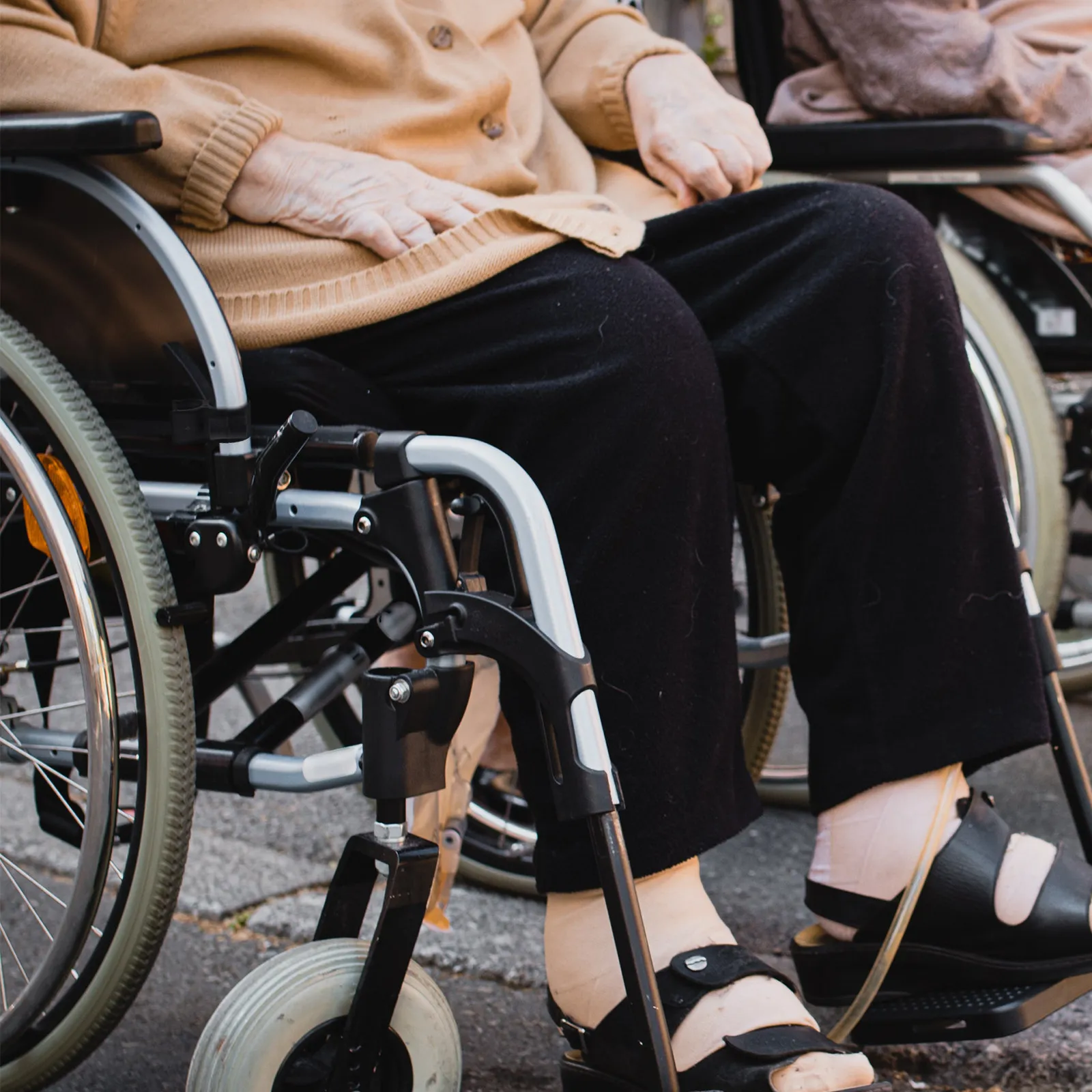 conjunto-de-suporte-para-bengala-e-andador-em-liga-preta-e-plastico-com-apoio-robusto-para-cadeira-de-rodas-andador-rollator-e-muleta
