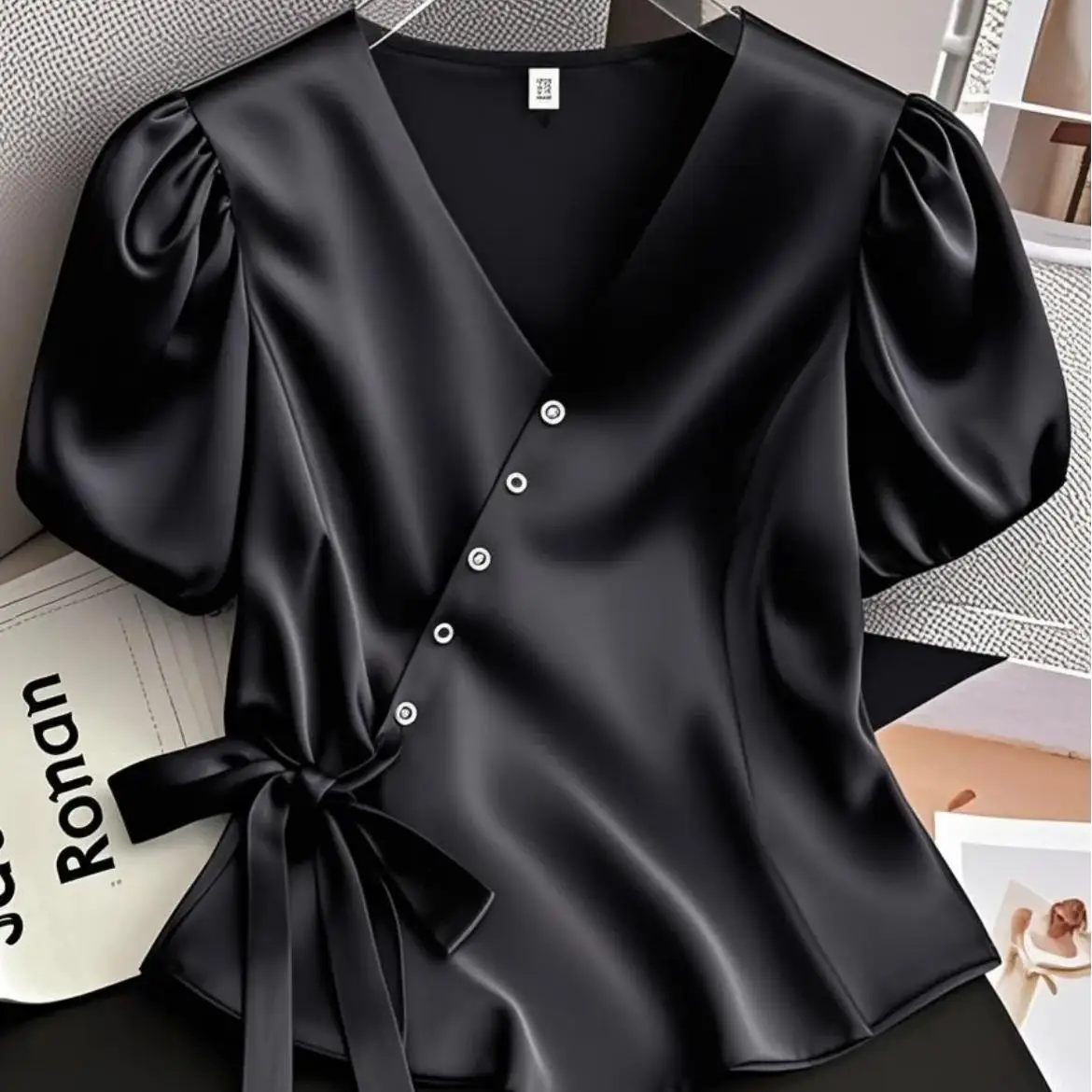 Elegancka francuska bluzka damska w stylu chic, czarna, z dekoltem w serek, letnia, satynowa, z bufiastymi rękawami, podkreślająca talię, dopasowana koszula, modna bluzka vintage, do biura.