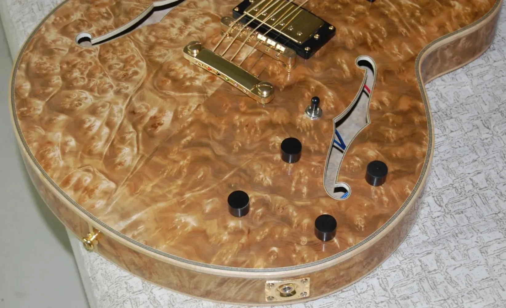 جيتار كهربائي من Archtop Jazz، جسم مجوف من خشب القيقب مع لوحة أصابع من خشب الأبنوس في الصين