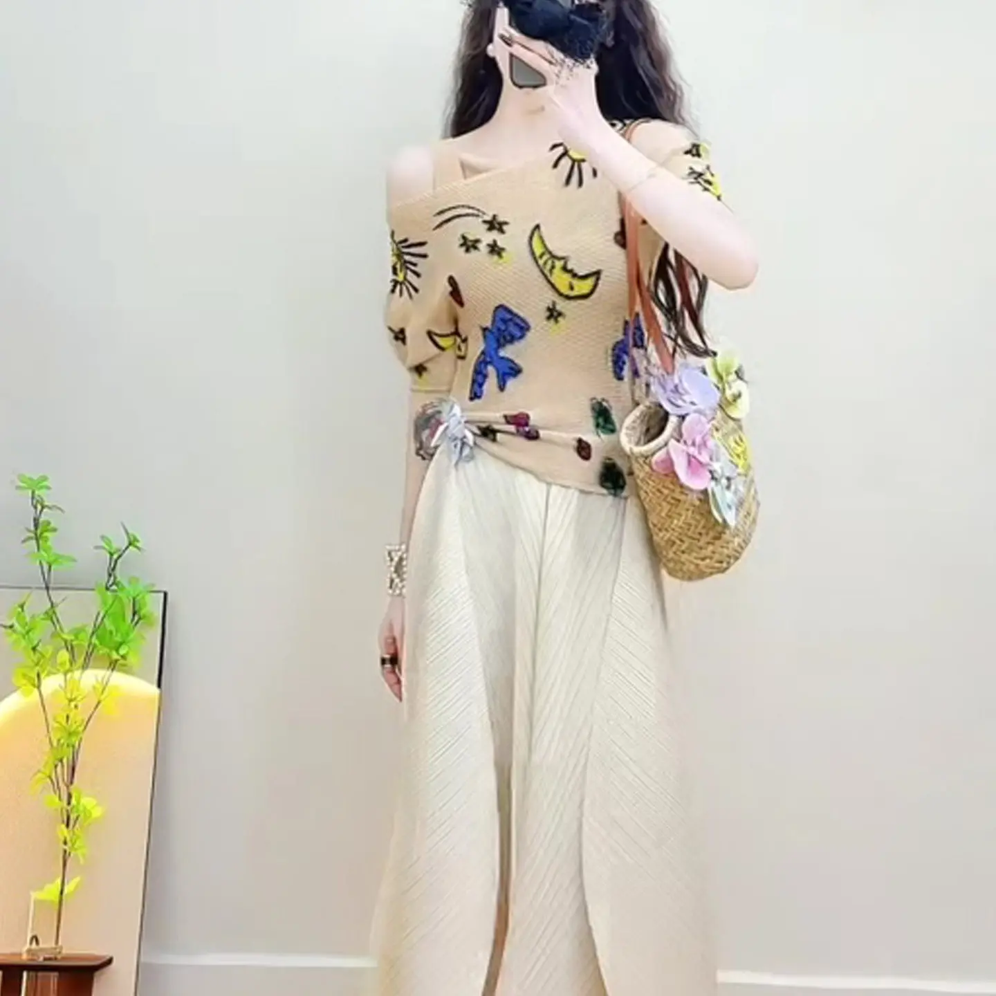 

Miyake Pleated Japanese Style Printed Graffiti Short Sleeve Top with High Waist Flower Bud Design Fashion Skirt Women's Set