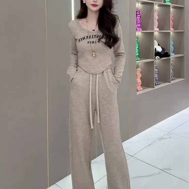 Winter clothing  a complete set of fashion sense  age-reducing alphabet shirt, top, wide-leg pants, two-piece suit for women