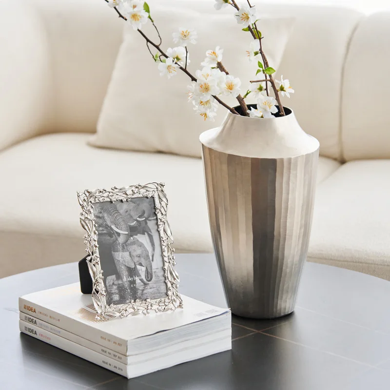 Modern light luxury luxury retro vase flower ware, metal aluminum silver candle holder,  desktop soft decoration